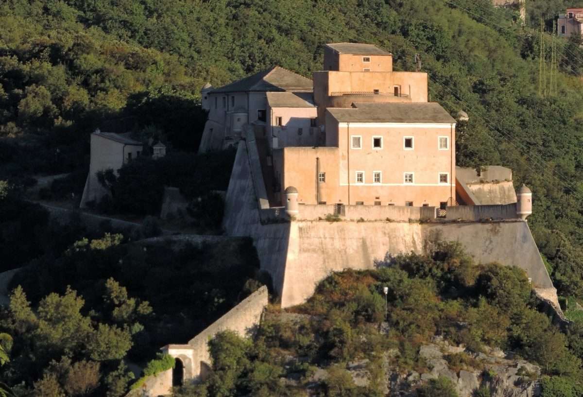 Castel_san_Giovanni_e_in_primo_piano_il_campanile_di_Santa_Caterina_a_Finalborgo