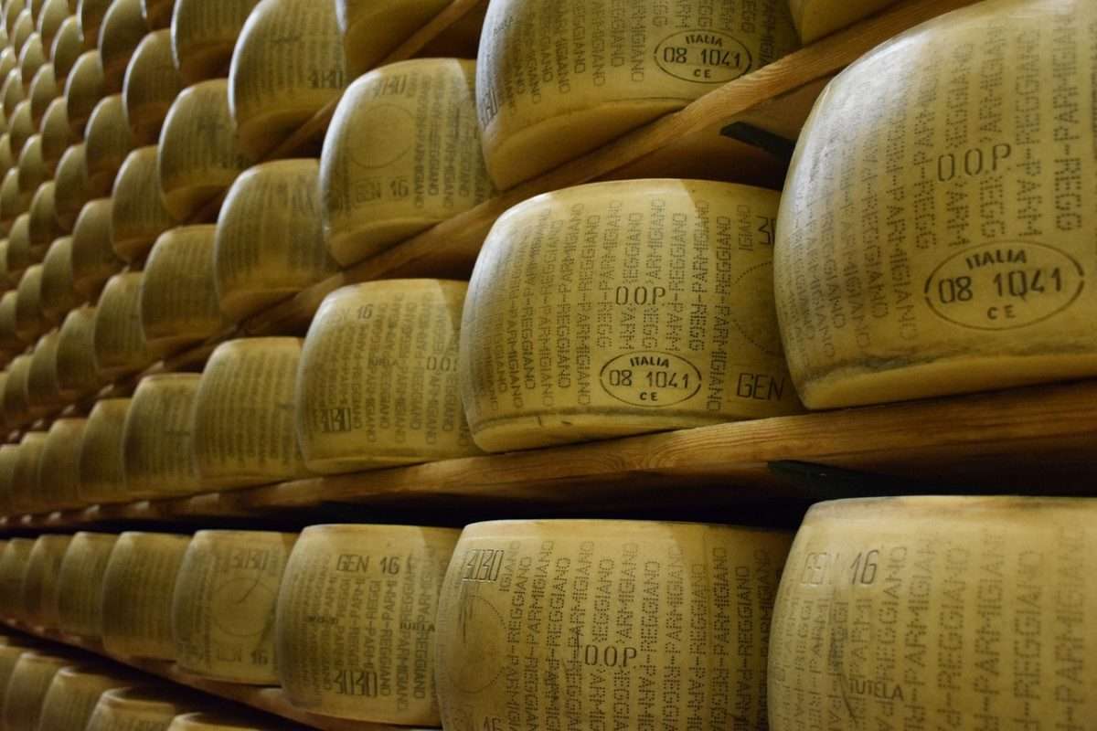 parmigiano-reggiano-1574185_1280