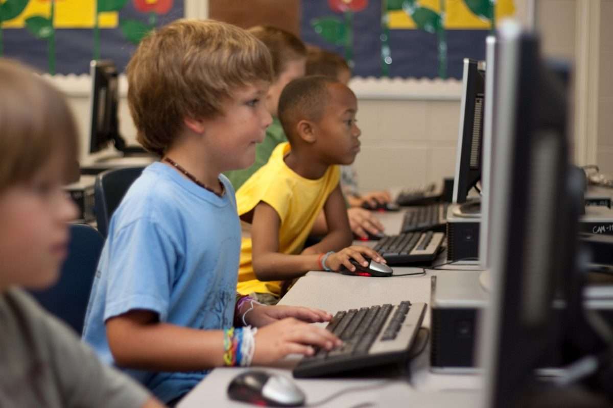 studenti bambini pc tecnologia