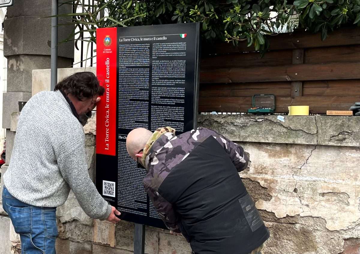 installazione cartello via Delpino 2 chiavari