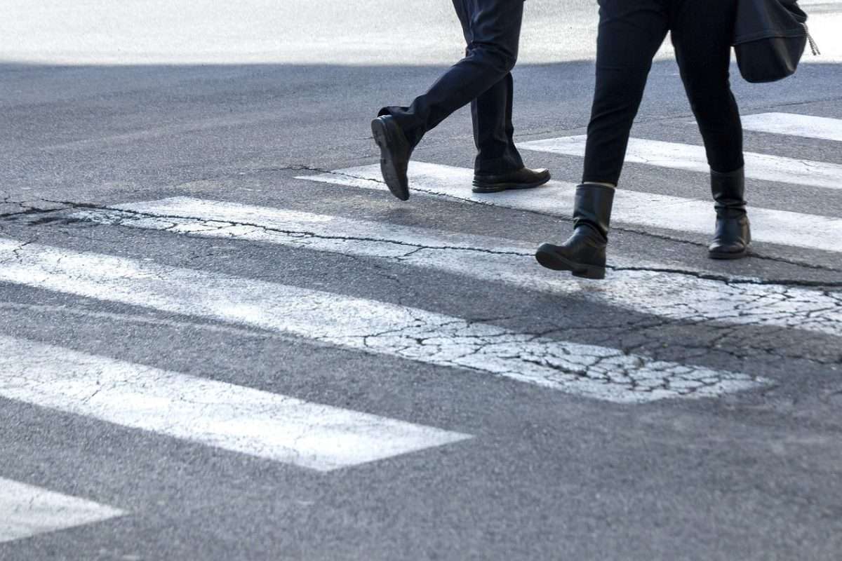 pedoni strisce pedonali strada semaforo passeggio