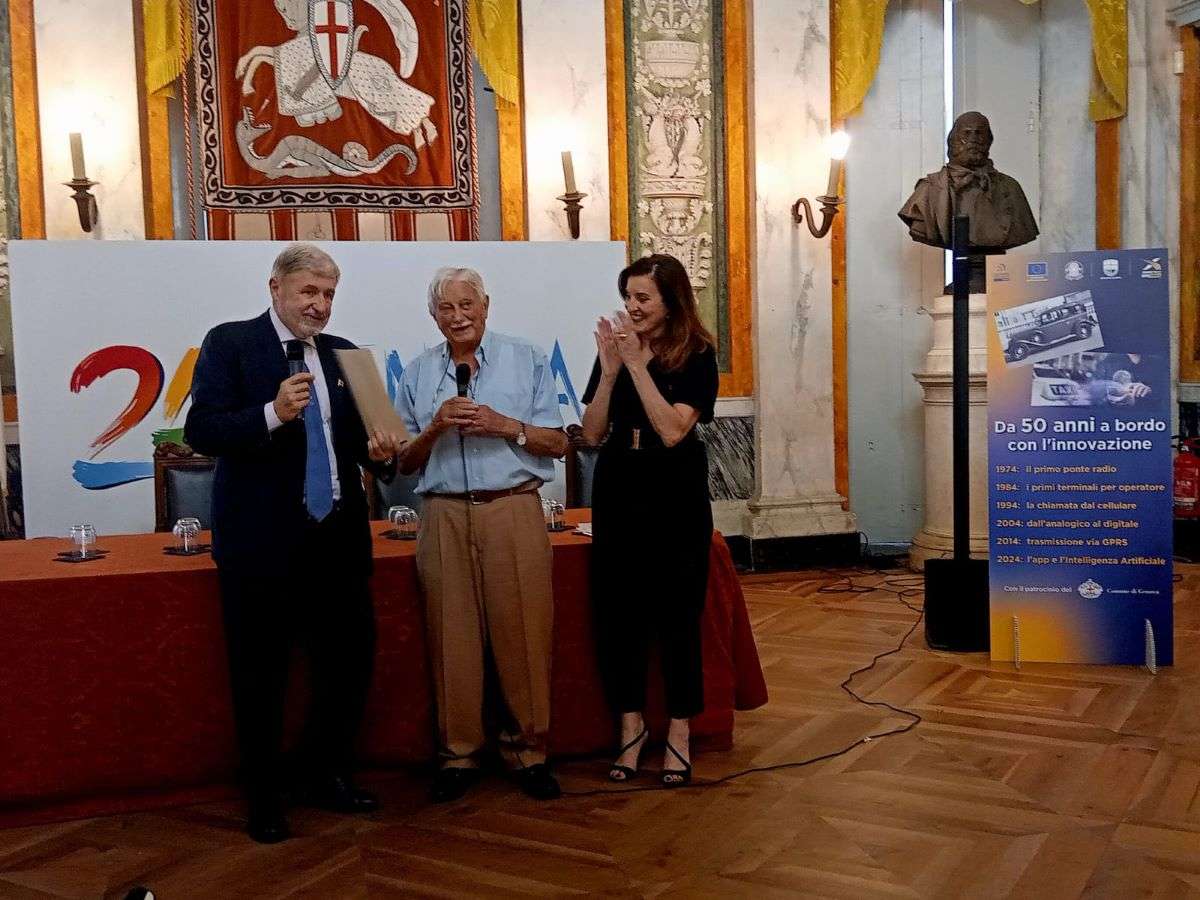 50 anni RadioTaxi_Sindaco consegna pergamena a Giorgio Riva