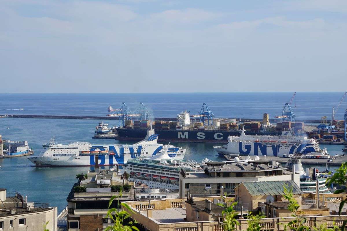 gnv porto genova traghetti container