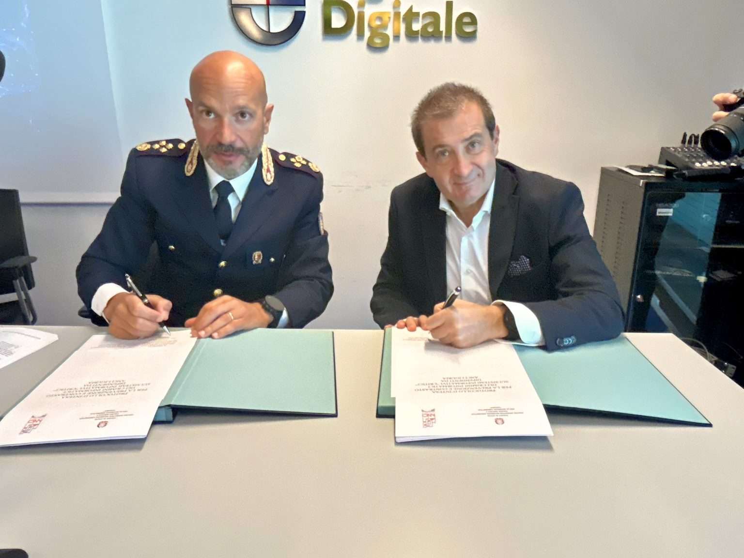 firma-polizia-postale-anci-vinai-1536×1152
